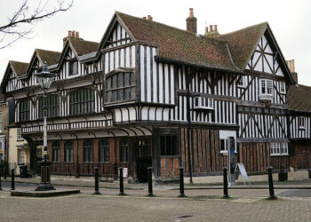 Về cấu trúc half-timbering trong phong cách kiến trúc Tudor